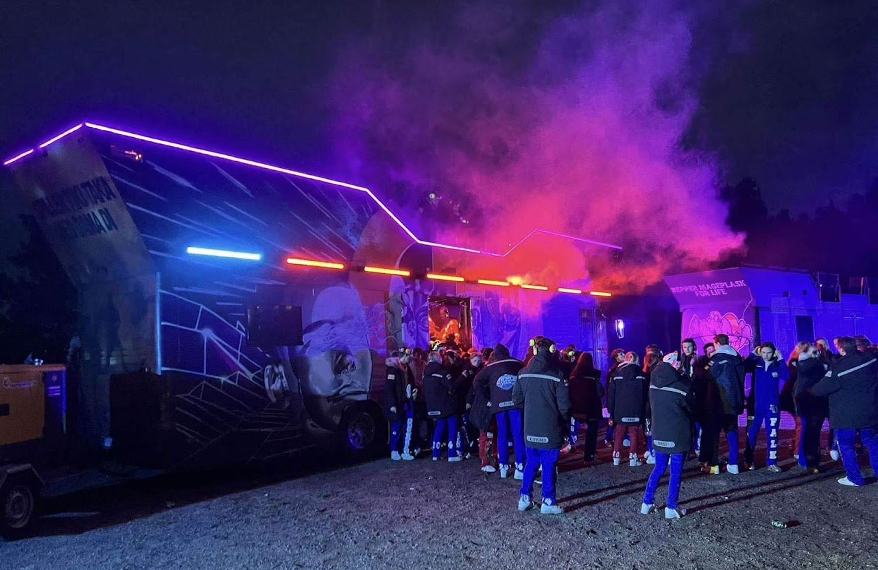 Interiør av russebuss med neonlys og høyttalere